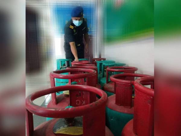 Pegawai Pejabat KPDNHEP Tanah Merah menjalankan pemeriksaan di sebuah premis di hari ini.