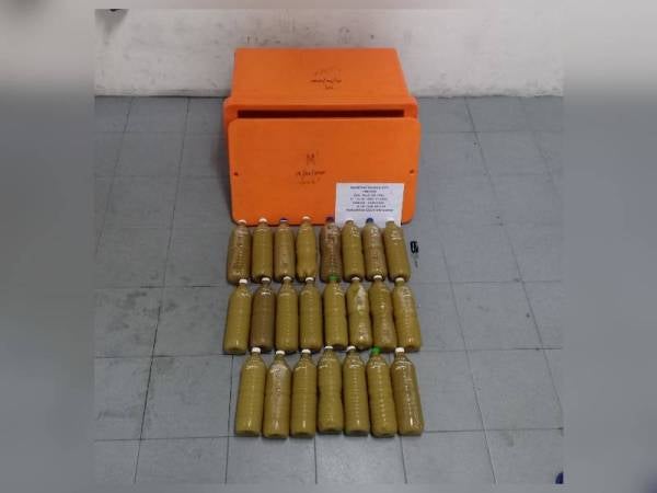 Sebanyak 23 botol plastik lut sinar berisi cecair disyaki air ketum dianggarkan sebanyak 34.5 liter dirampas.