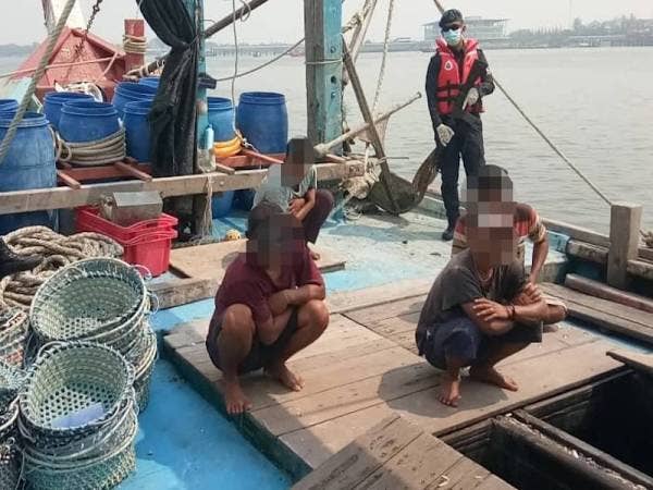 Antara yang ditahan Pasukan Polis Marin (PPM) ketika rondaan Op Covid-19 di Laut Sungai Besar, Selangor baru-baru ini.