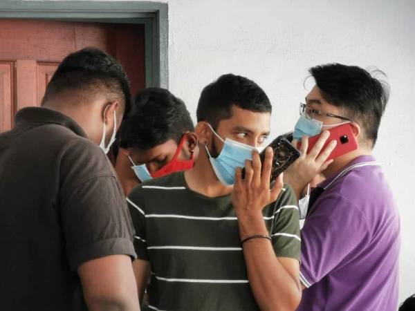 Ong Lin T Jong (kanan) dipenjarakan tujuh hari dan didenda RM10,000 kerana ingkar PKP.