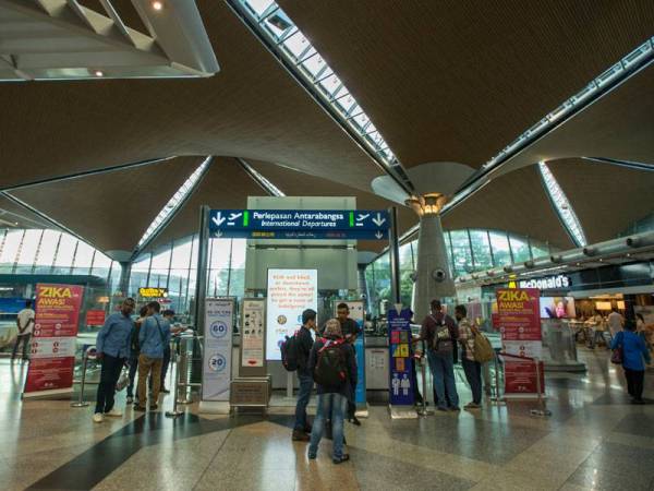 Penerbangan komersial antara Kuala Lumpur dan London masih ada bagi pelancong yang ingin meninggalkan Malaysia. - Foto 123RF