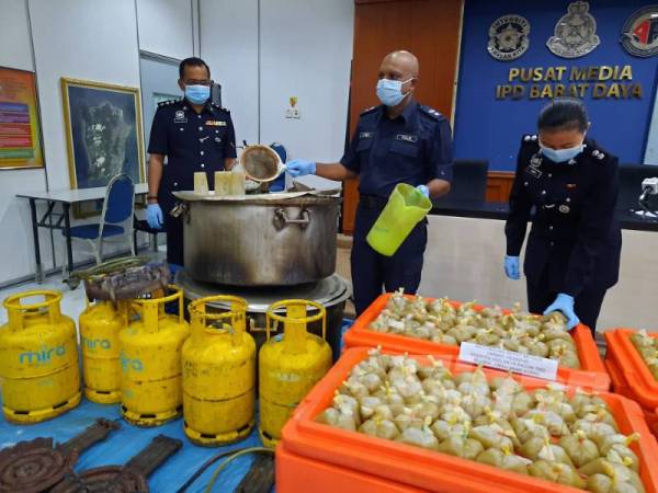 Polis turut merampas beberapa peralatan memproses air ketum.