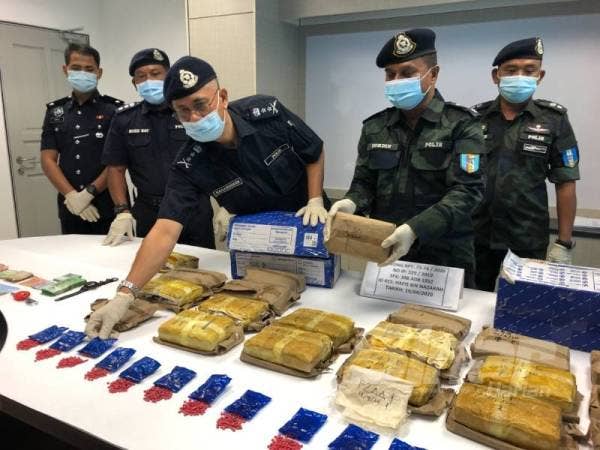 Hasanuddin (tengah) melihat rampasan dadah oleh PGA Batalion 9 semalam
