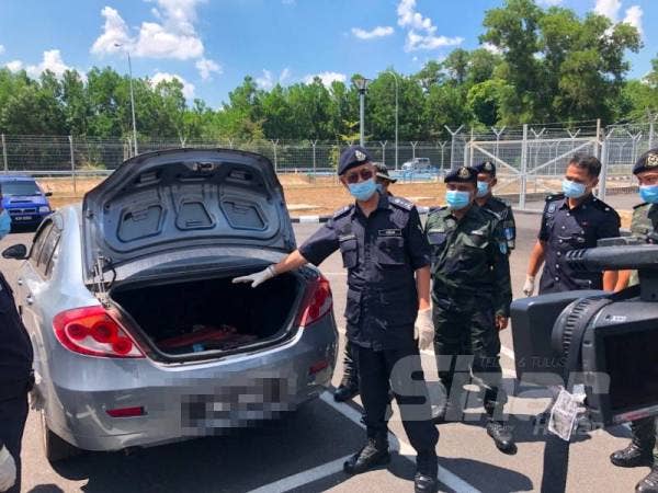 Dadah yang dibawa di dalam kotak menggunakan kereta Proton Persona. 