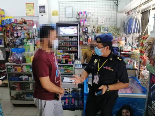 Anggota KPDNHEP Kuala Lumpur mengambil tindakan ke atas salah sebuah kedai runcit kerana gagal meletakkan tanda harga bagi barangan minyak masak dan telur ayam.