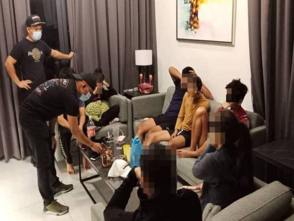 Lima lelaki dan dua wanita ditahan dalam serbuan di sebuah apartmen di Johor Bahru, Johor semalam. (Ihsan PDRM)