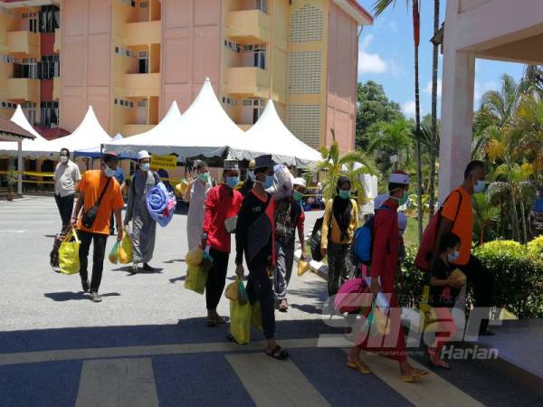 Bersiap untuk pulang selepas disahkan negatif Covid-19. 