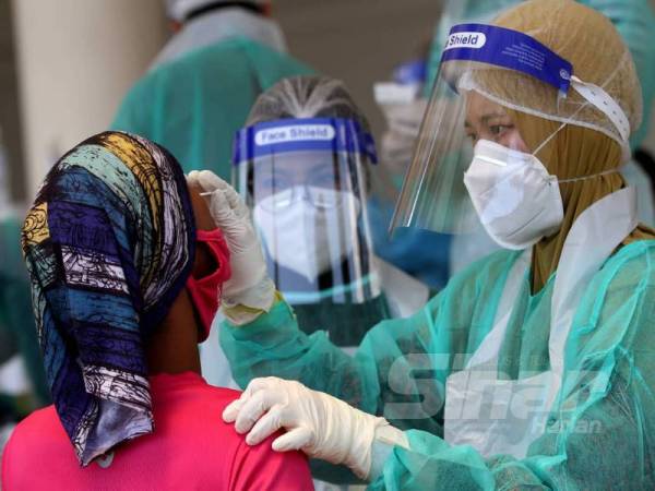 Antara penghantar makanan yang membuat saringan Covid-19 dikendalikan oleh petugas kesihatan Selcare secara pandu lalu & percuma di Dewan Raja Muda Musa Seksyen 7 Shah Alam, hari ini. Foto: ASRIL ASWANDI ABDUL SHUKOR
