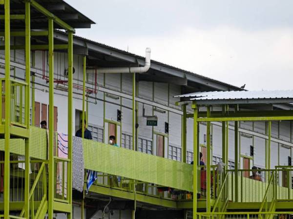 Bilangan kes Covid-19 di Singapura semalam menunjukkan peningkatan mendadak melepasi Indonesia. - Foto AFP