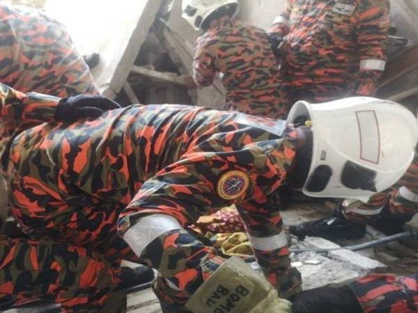 Seorang warga emas maut apabila terperangkap selepas bahagian dapur rumah yang didiaminya runtuh secara tiba-tiba. - Foto ihsan bomba