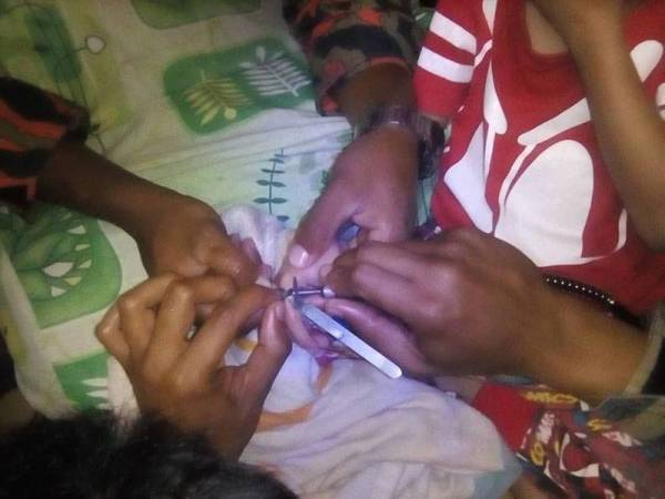 Bomba mengambil masa 15 minit untuk memotong penutup besi sinki berkenaan dengan menggunakan peralatan khas.