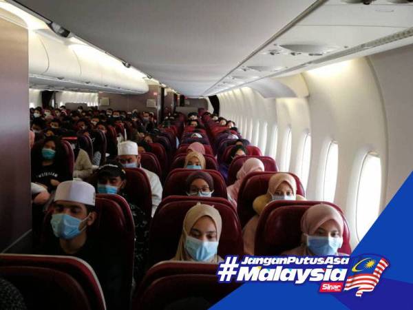 Antara pelajar MedicMesir yang terkandas dibawa pulang ke tanah air melalui pesawat khas Malaysia Airlines.