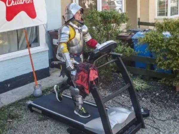 Manders berlari atas mesin berjalan kaki untuk kumpul dana bantu kanak-kanak kurang bernasib baik. - Foto BBC