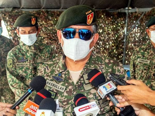 Panglima Tentera Darat Jeneral Tan Sri Ahmad Hasbullah Mohd Nawawi mengadakan sidang akhbar selepas meninjau
sekatan jalan raya di jalan Kota Bharu – Kuala Krai sempena lawatan beliau ke Op Penawar di bawah Kawasan Tanggungjawab (KTJ) Briged Kelapan Infantri Malaysia 8 Briged di Kok Lanas hari ini. - fotoBERNAMA