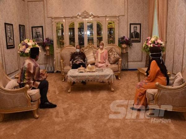 Dr Tengku Muhammad Fa-iz Petra dan pasangannya, Cik Puan Sofie Louise Johansson di Istana Kota Lama di sini.