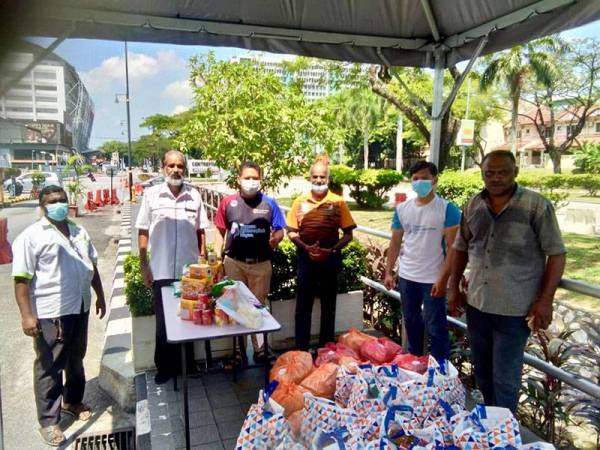 Antara barangan keperluan asas yang diagihkan.