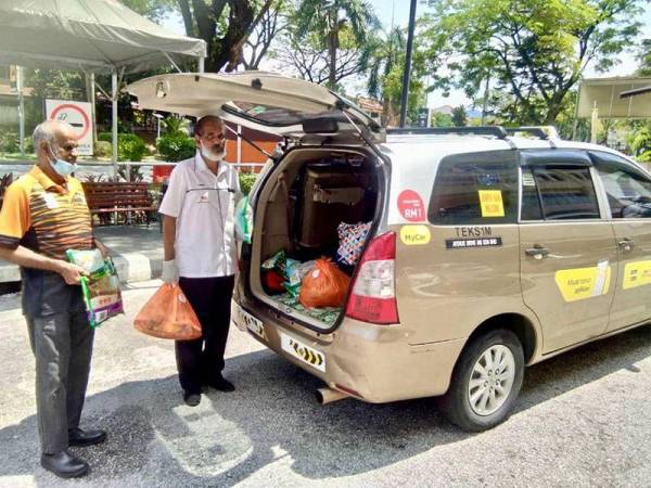 Antara barangan keperluan asas yang diagihkan kepada kira-kira 40 atlet pembangunan Para.