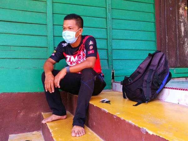 Setiap kali sampai di rumah, Mohd Irman perlu berada di luar rumah untuk seketika sebelum bertemu keluarga.