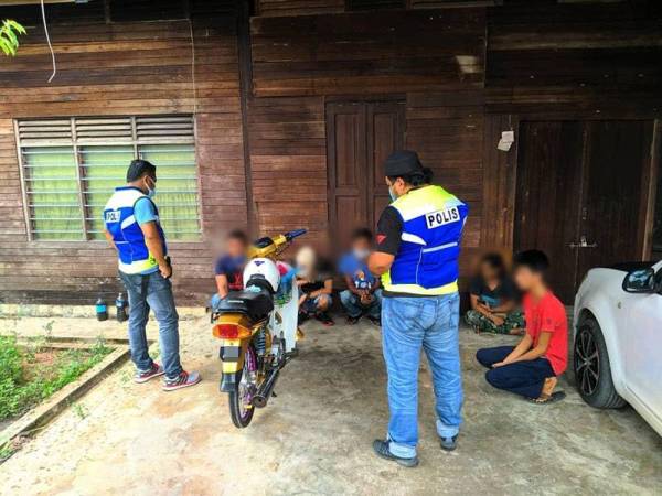 Kesemua yang ditahan dibawa ke mahkamah untuk reman pagi ini.