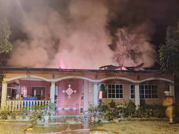 Keadaan rumah dua tingkat separuh kekal yang dihuni 18 sekeluarga yang terbakar dalam kejadian di Kampung Bukit Pasir, Endau, Mersing, Johor malam tadi.