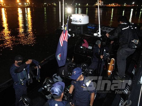 Anggota APMM Selangor memperketat operasi sepanjang Perintah Kawalan Pergerakan (PKP) di sekitar perairan Selangor dengan rondaan laut. -Foto: ASRIL ASWANDI SHUKOR