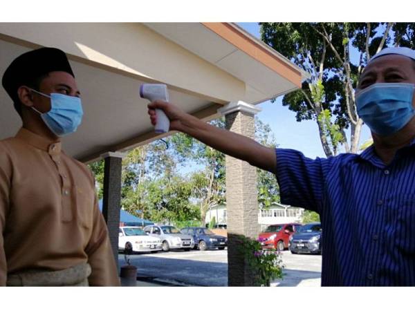 Pemeriksaan suhu dijalankan ke atas pasangan pengantin sebagai langkah kawalan cegah penularan Covid-19.