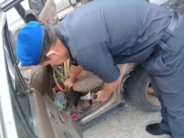 Antara saluran minyak yang diubahsuai dalam kereta tersebut.
