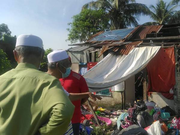 Keadaan rumah lama Pak Ishak di Lorong Gedebang di sini sebelum dirobohkan.