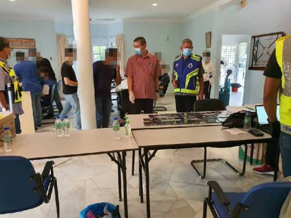 Polis menahan 25 warga China dalam operasi judi dalam talian di sebuah banglo di Ampang, Selangor hari ini.