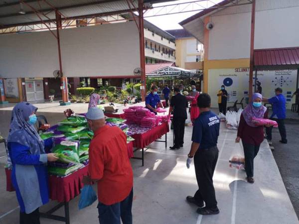 Seramai 50 keluarga dan sembilan pekerja yang terkesan dengan PKP menerima sumbangan melalui Program Istiqlas Warga SK Mohd Shah, Tasek Gelugor pagi tadi.