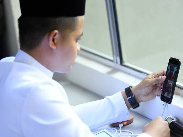 Muhammad Noor Fahmi membuat siaran langsung pernikahannya dengan Syahida Syatirah hari ini. - Foto Bernama