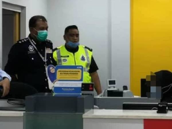 Baharudin (kiri) bersama pegawainya hadir ke lokasi kejadian samun sebuah bank di Seksyen 13, Shah Alam, petang tadi.