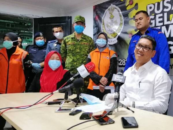 Ahmad Faizal pada sidang media selepas mengadakan lawatan ke Pusat Penempatan Gelandangan (PPG) di Arena Badminton Perak hari ini.