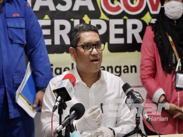 Ahmad Faizal pada sidang media selepas mengadakan lawatan ke PPG Arena Badminton Perak di Ipoh hari ini.