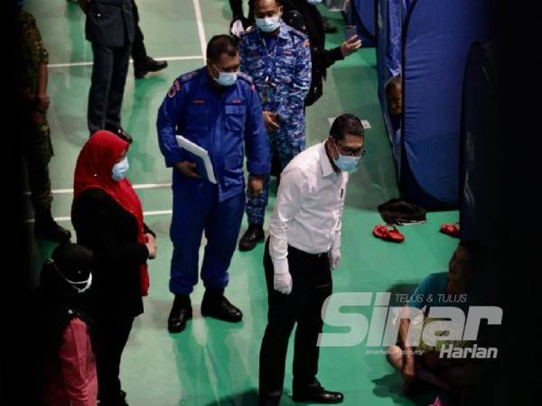 Ahmad Faizal menyantuni gelandangan yang ditempatkan di PPG Arena Badminton Perak di Ipoh hari ini.