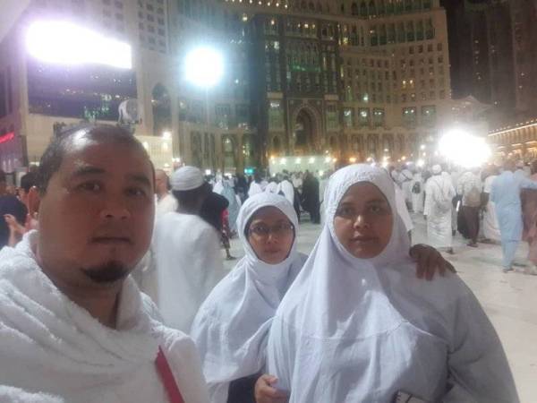 Mohd Ghazali ditemani isteri dan sepupu kepada isterinya ketika menunaikan umrah dalam bulan Ramadan tahun lepas.