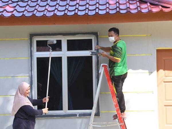 Gambar ini dirakam ketika mereka berdua mengecat rumah bagi mengisi masa terluang.