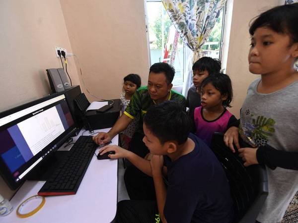 Gambar ini dirakam ketika Irwan membuat pembelajaran online bersama anak-anak saudaranya di kampung.
