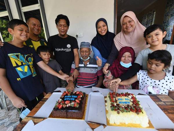 Gambar kenangan ini dirakam ketika menyambut hari lahir bapa mertuanya, Mohd Said Saad yang ke-71 kelmarin.