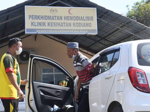 Kelihatan Irwan Muhammad (kiri) menghantar bapa mertuanya, Mohd Said Saad, 71, ke pusat dialisis tiga kali seminggu.