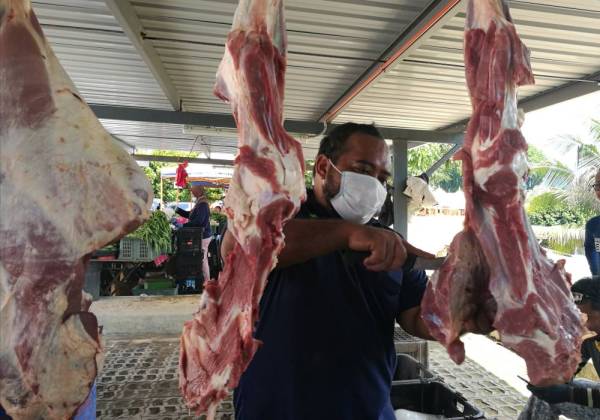 Riduan sedang melapah daging segar.