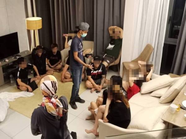 Pihak polis menahan tujuh lelaki tempatan dan lima wanita Thailand kerana terlibat dalam parti liar di di sebuah homestay di Iskandar Puteri, Johor pada jam 2.15 pagi semalam.