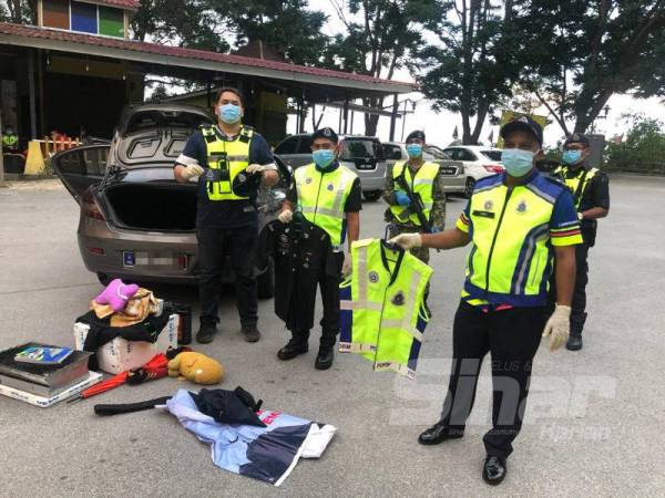 Polis merampas dadah dan barangan PDRM dari kereta yang dipandu suspek pada 17 April lalu.
