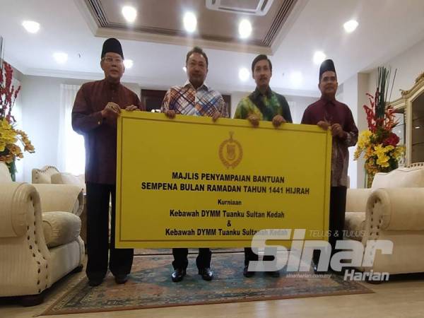 Ammar (dua dari kanan) ketika Majlis Penyerahan Bantuan sempena bulan Ramadan di Bilik Gerakan SUK, Wisma Darul Aman hari ini.