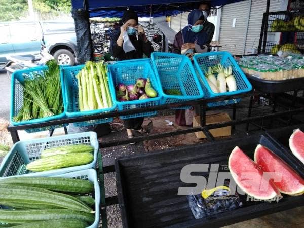 Sayur-sayuran yang dijual di kedai runcit berkenaan tidak diletakkan sebarang tanda harga.