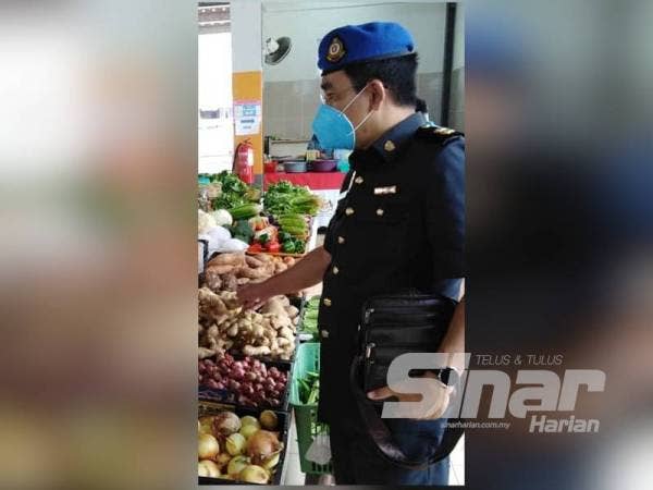 Seorang pegawai penguatkuasa sedang membuat pemeriksaan di kedai runcit berkenaan setelah menerima aduan pengguna pagi tadi.