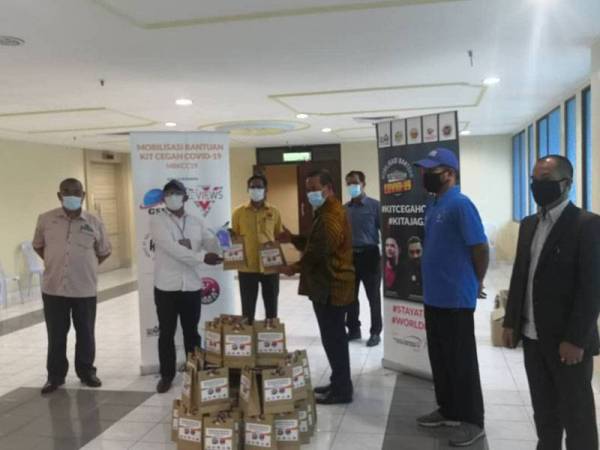 Menteri Besar menyaksikan Persatuan Belia Dinamik Barat bersama Global Solution Resources Snd Berhad menyampaikan sumbangan sebanyak 1,000 kit cegah Covid-19 yang mengandungi face mask, sanitizer, vitamin C dan tisu basah kepada Majlis Bandaraya Seremban dan Polis Diraja Malaysia.