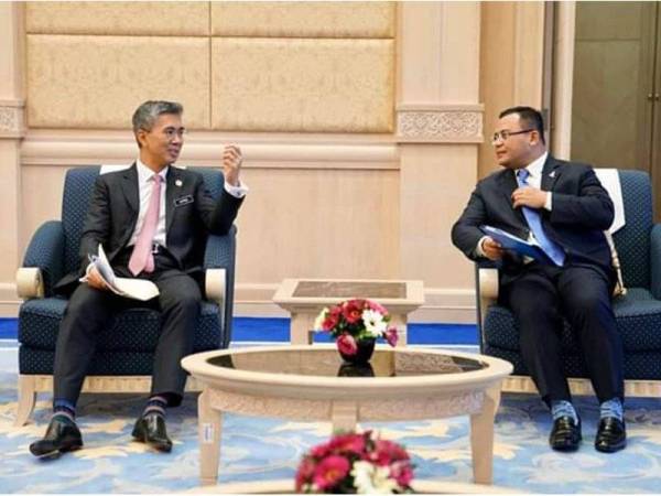 Menteri Besar Selangor, Datuk Seri Amirudin Shari mengadakan pertemuan dengan Menteri Kewangan, Tengku Datuk Seri Zafrul Tengku Abdul Aziz di Bangunan Perbendaharaan hari ini.