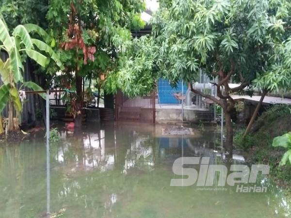 Beberapa kawasan di kawasan Jelutong dinaiki air selepas hujan lebat selama sejam tadi.