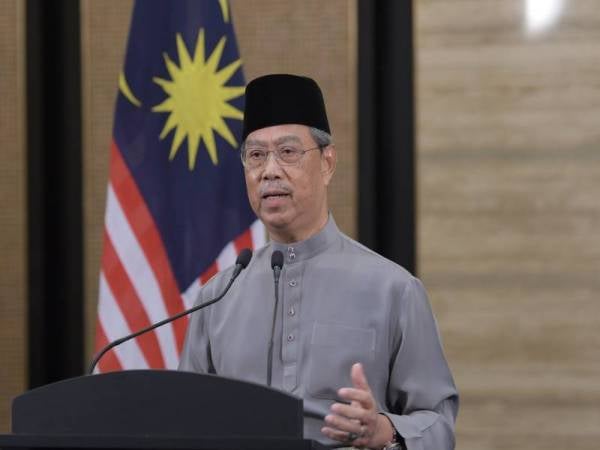 Perdana Menteri, Tan Sri Muhyiddin Yassin pada perutusan khas yang disiarkan secara langsung menerusi stesen televisyen tempatan dan media sosial di Bangunan Perdana Putra hari ini. - Foto Bernama
